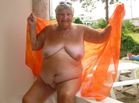 fette Oma schluckt Sperma nackt hd bild