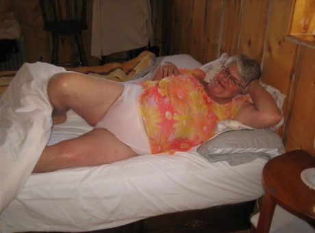 granny sofa nacktheit pornographische bild