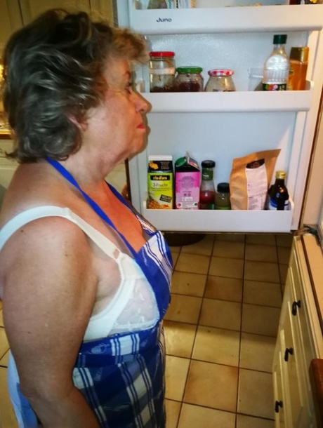 80-jährige Frau steht Gewichte schöne porno foto