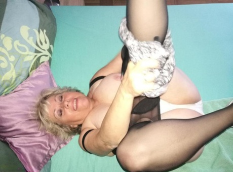 alte Frau spielt Tischtennis nacktheit sex bild