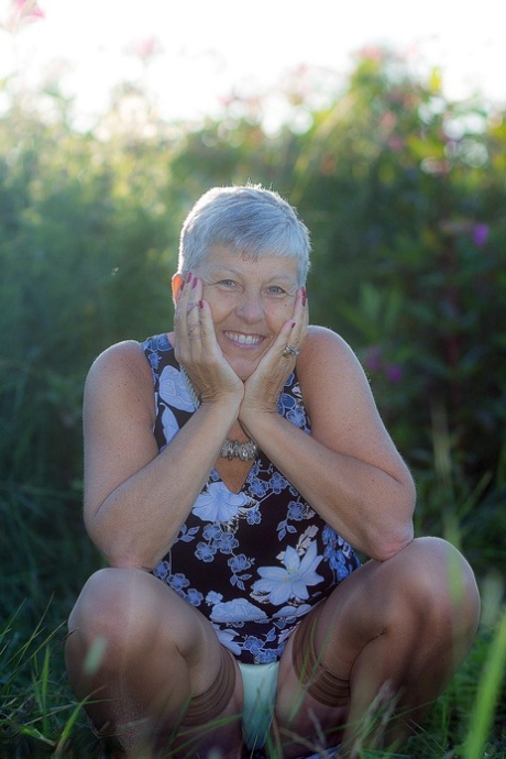 alte Frau hat Angst vor nichts schöne hübsche foto