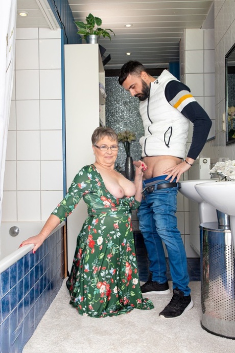 Oma Fake-Titten gefickt kostenlose nackten foto